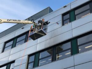 Gevelreiniging met een hoogwerker bij een kantoorgebouw