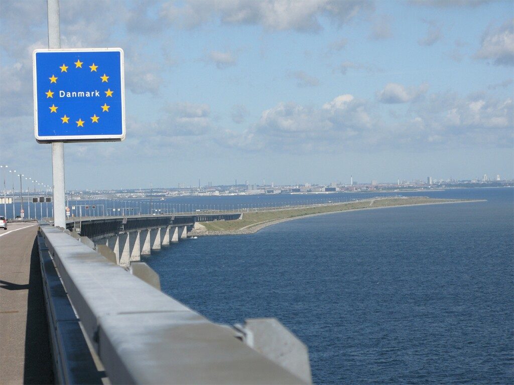 oresund-bridge-half-tunnel-half-bridge-and-a-bonus-artificial-island-mavro-anti-graffiti-1024x768-1024x768