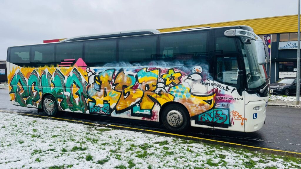 Bus zit onder met graffiti