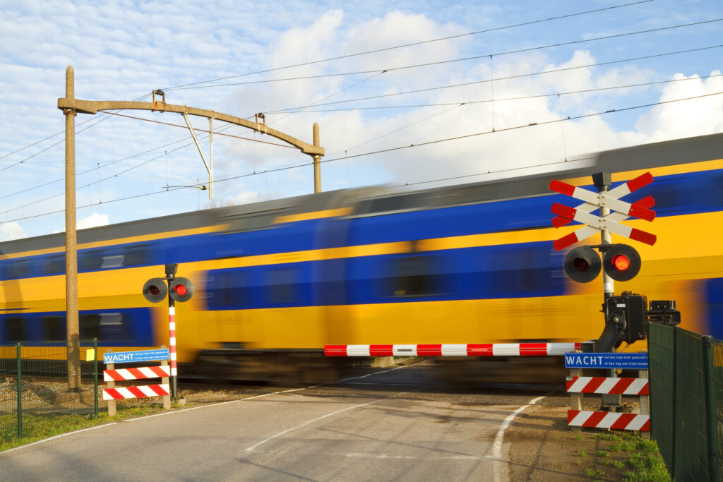NS trein die de overgang overgaat