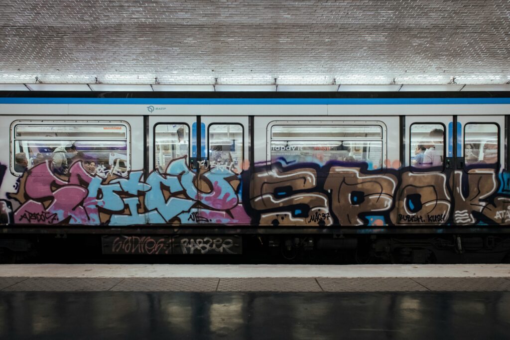 Metro met grafiti op het extrieur