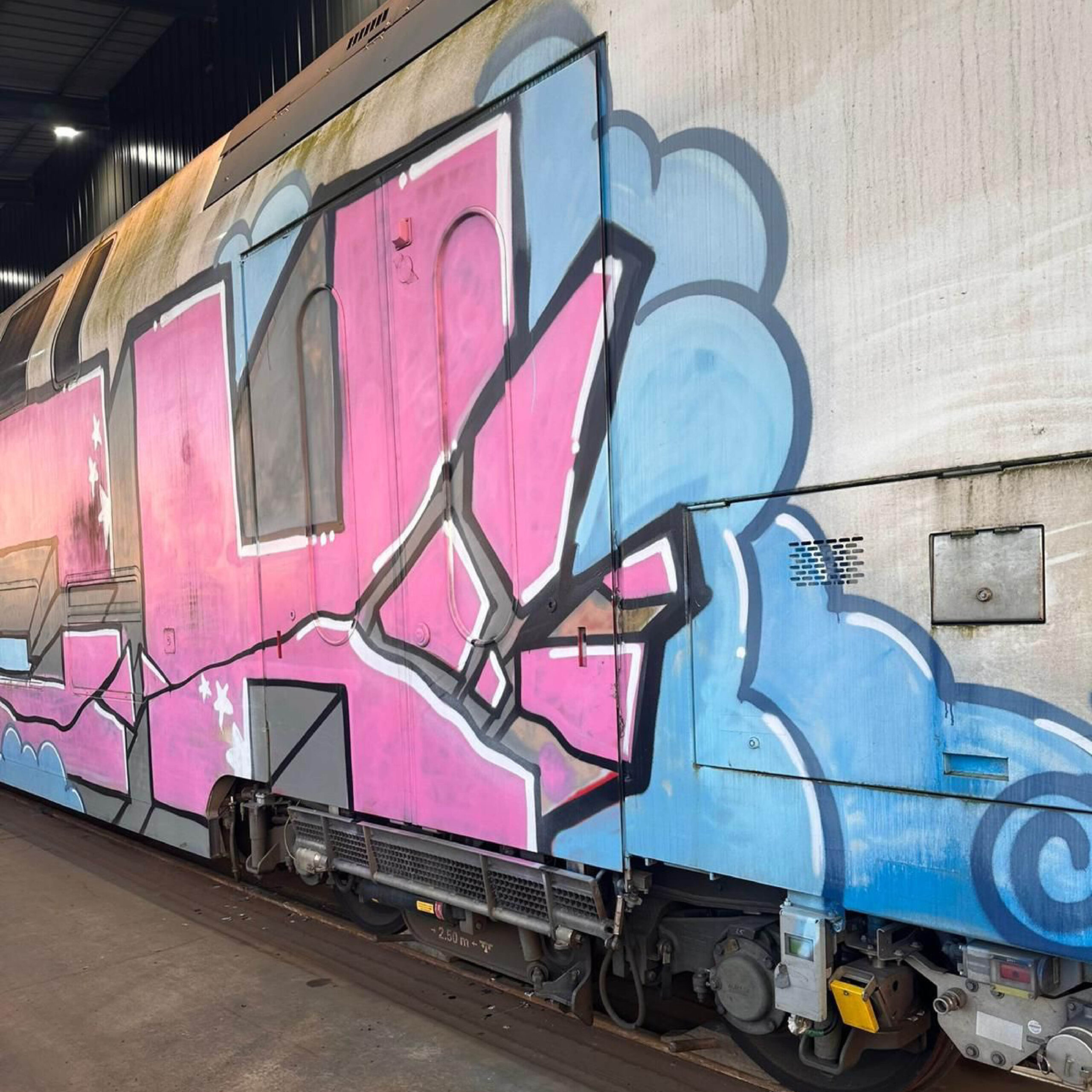 Graffiti op een trein bij de NMBS in België