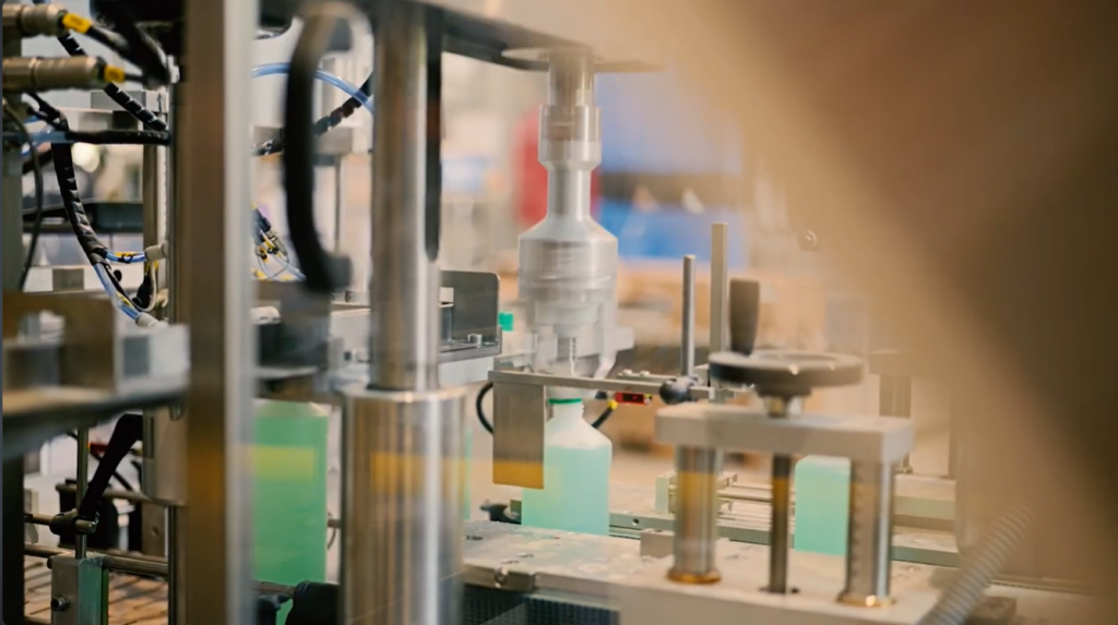 Machine die doppen op flessen draait